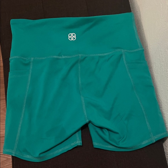 #1057+ Daisy Fuentes Sport Short - Picture 2 of 6